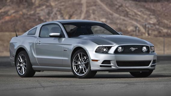 Ford Mustang GT tweede facelift (2012) zilvergrijs schuin voor rechts berg