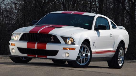 Ford Mustang SVT Shelby GT500 (2007) wit zijkant voor rode strepen rechts schuin laag