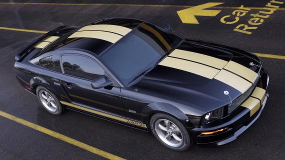 Ford Mustang Shelby GT-H Hertz zwart (2006) schuin boven rechts hoog gouden strepen