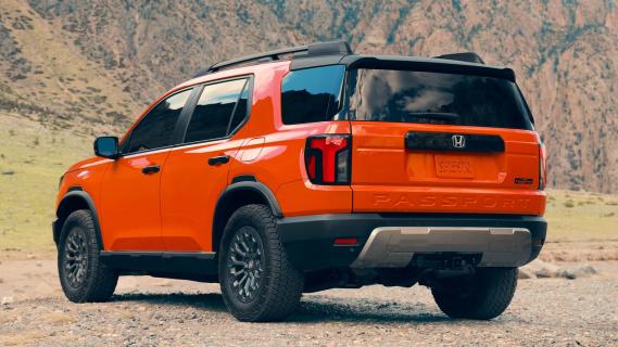 Honda Passport oranje (2026) zijkant linksachter