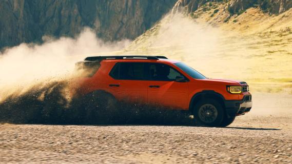 Honda Passport oranje (2026) zijkant zand