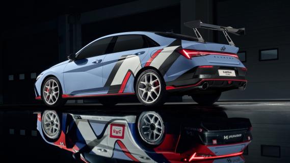 Hyundai Elantra N TCR Edition (CZ7) blauw (2025) zijkant achter schuin laag N-Logo