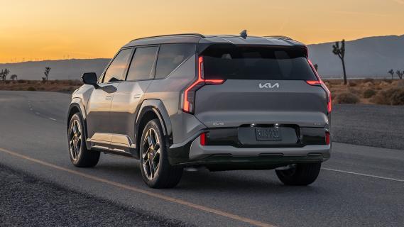 Kia EV9 GT (2025) grijs zijkant linksachter schuin