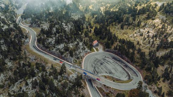 Speedweek S-bochten helikopterfoto bomen bergen 2