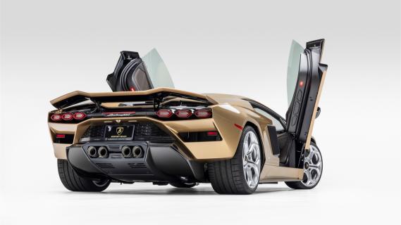 Lamborghini Countach LPI-800 brons (2022) achterkant zij laag schuin vleugeldeuren open