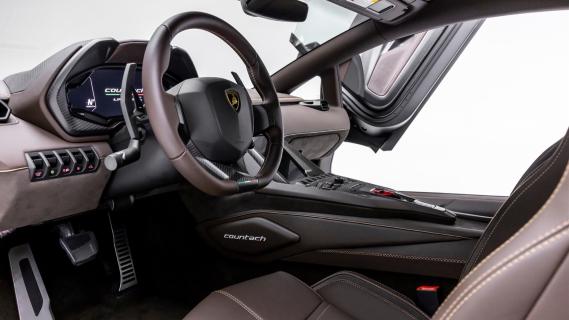 Lamborghini Countach LPI-800 brons (2022) interieur dashboard