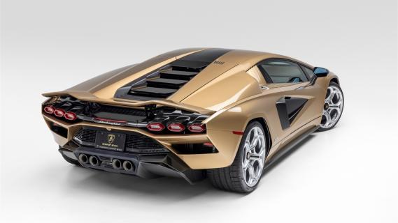 Lamborghini Countach LPI-800 brons (2022) zijkant achter schuin rechts hoog