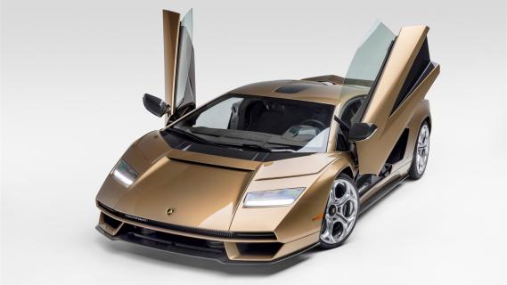 Lamborghini Countach LPI-800 brons (2022) zijkant voor links schuin hoog vleugeldeuren omhoog