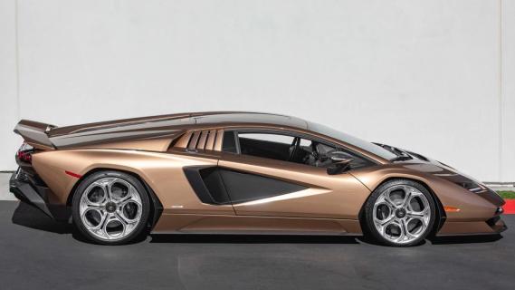 Lamborghini Countach LPI-800 brons (2022) zijkant rechts buiten