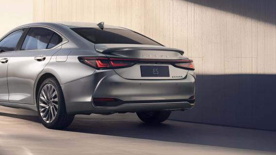 Lexus ES facelift (2025) grijs achterzijde