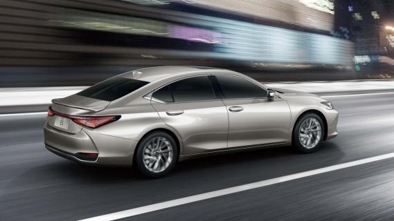 Lexus ES facelift (2025) grijs zijkant achter schuin