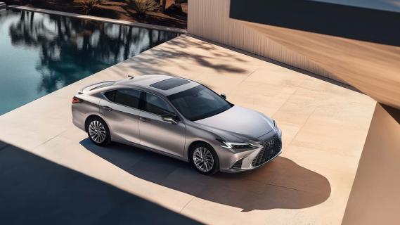 Lexus ES facelift (2025) grijs zijkant voor schuin