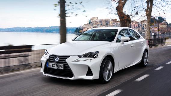 Lexus IS300h (XE30) wit (2017) zijkant links voor rijdend bomen water