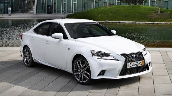 Lexus IS300h F-Sport (XE30) wit (2013) zijkant rechts voor