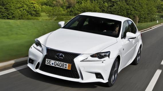 Lexus IS300h interieur (XE30) 2014 rijdend zijkant voor schuin links