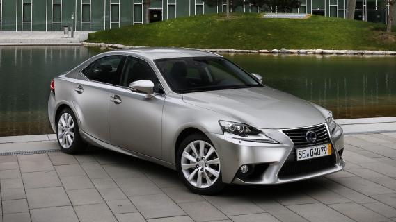 Lexus IS300h (XE30) grijs (2013) zijkant rechts schuinvoor