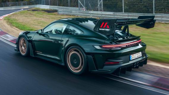 Porsche 911 GT3 RS Manthey-kit (992) groen (2024) links zijkant achter schuin hoog Nürburgring Nordschleife