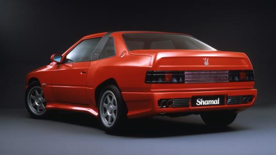 Maserati Shamal (1990) rood zijkant achter schuin