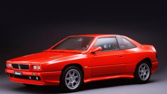 Maserati Shamal (1990) rood zijkant voorr schuin