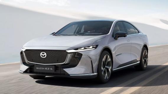 Mazda EZ-6 (2025) grijs zijkant links voor schuin rijdend