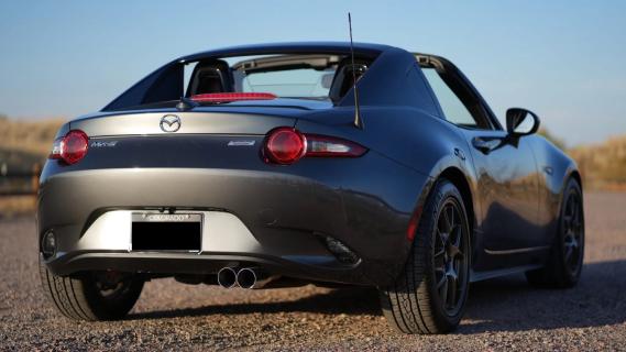 Mazda MX-5 Turbo (ND) grijs (2016) zijkant achter rechts schuin