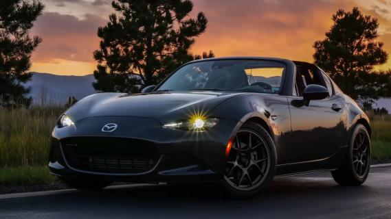 Mazda MX-5 Turbo (ND) grijs (2016) zijkant voor links schuin koplampen aan