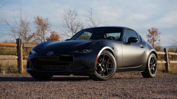 Mazda MX-5 Turbo (ND) grijs (2016) zijkant voor links schuin koplampen uit