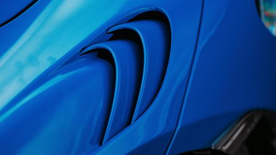 McLaren 750 luchtinlaat blauw detail