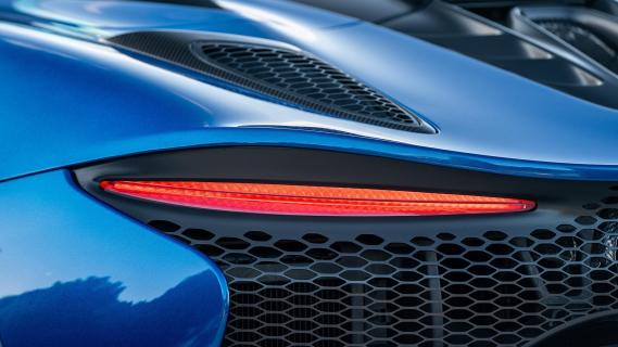 McLaren Artura Spider (2024) blauw achterkant detail achterlicht