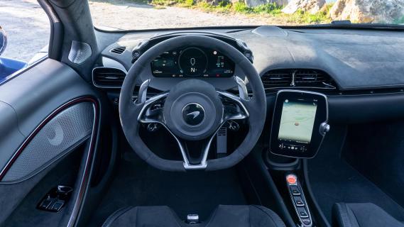 McLaren Artura Spider (2024) blauw interieur dashboard zwart alcantara stuurwiel