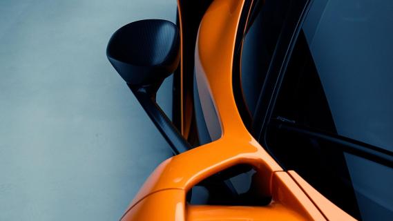 McLaren W1 (2025) oranje zijkant detail spiegel