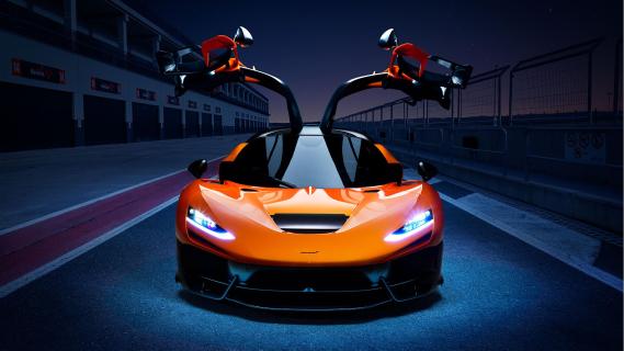 McLaren W1 (2025) oranje voorkant deuren open