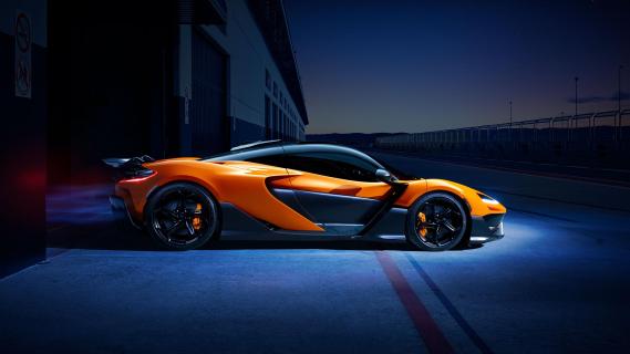 McLaren W1 (2025) oranje zijkant rechts