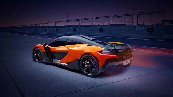 McLaren W1 (2025) oranje zijkant links achter schuin