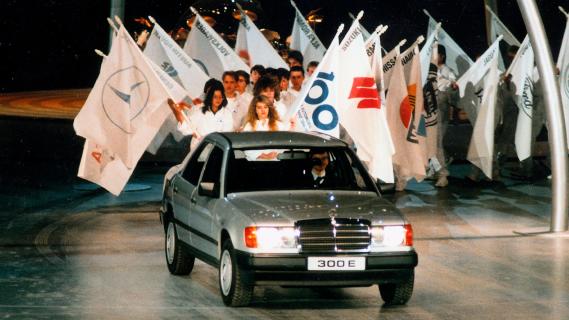 Mercedes 300e met mensen met een vlag vraag ons niet waarom