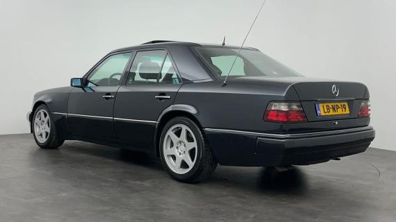 Mercedes 500E Limited (W124) zwart (1995) zijkant achter schuin links