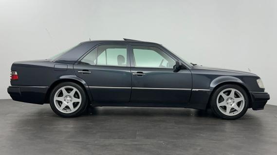 Mercedes 500E Limited (W124) zwart (1995) zijkant rechts