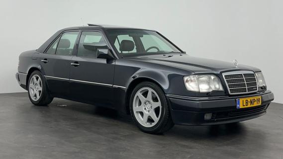 Mercedes 500E Limited (W124) zwart (1995) rechtsvoor zijkant