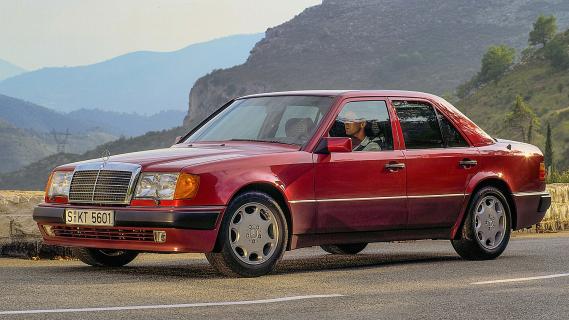 Mercedes 500 E (W124) rood (1990) zijkant schuin rood