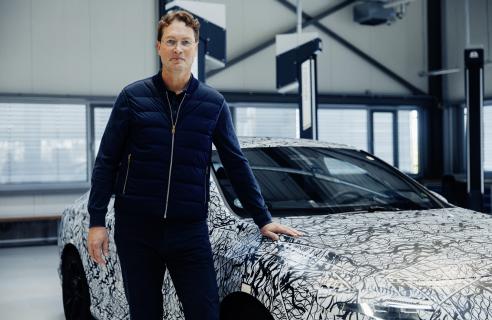 elektrische Mercedes CLA (2024) camouflage zijkant rechts voor schuin garage Ola Kallenius