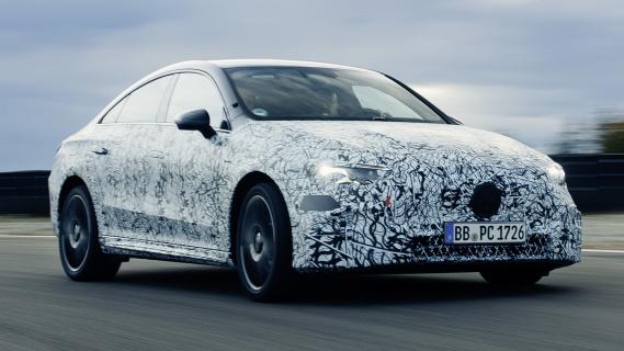 elektrische Mercedes CLA (2024) camouflage zijkant rechts voor schuin rijdend