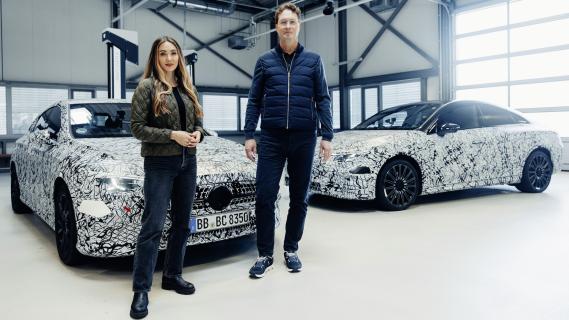 elektrische Mercedes CLA (2024) camouflage zijkant rechts voor schuin Sarah Harman en Ola Kallenius