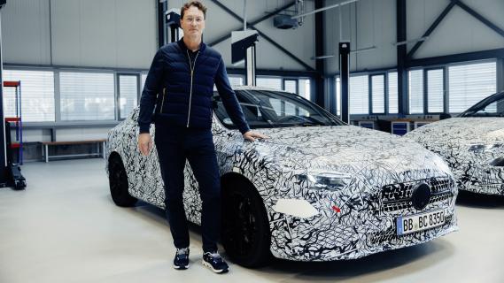 elektrische Mercedes CLA (2024) camouflage zijkant rechts voor schuin Ola Kallenius (2)