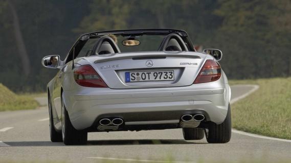 Mercedes SLK 55 AMG (R171) grijs (2004) rijdend bocht achterzijde