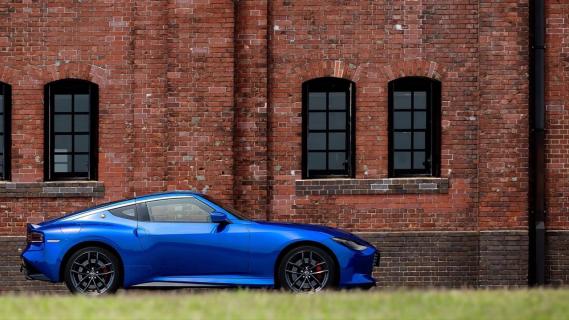 Nissan 400Z (2025) blauw zijkant gebouwd