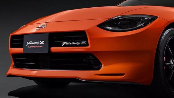 Nissan 400Z (2025) oranje zijkant voor bumper customized edition