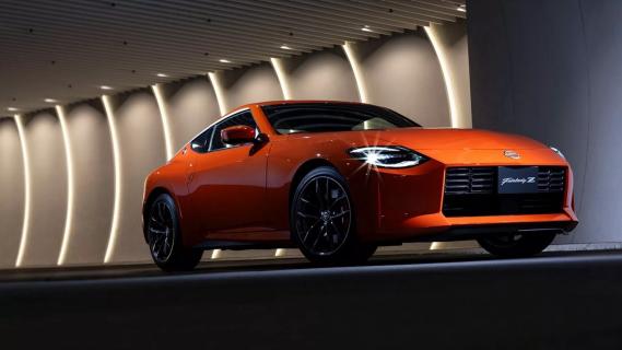 Nissan 400Z (2025) oranje zijkant voor schuin rechts customized edition