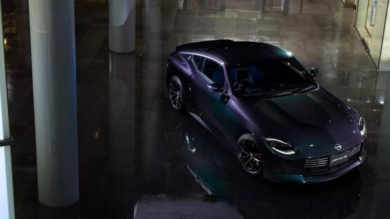 Nissan 400Z (2025) zijkant voor schuin rechts midnight purple metallic