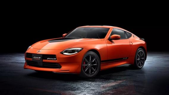 Nissan 400Z (2025) customized Edition oranje zijkant voor schuin links