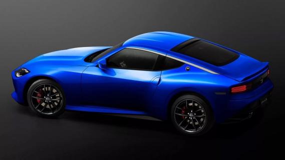 Nissan 400Z (2025) blauw zijkant achter schuin hoog